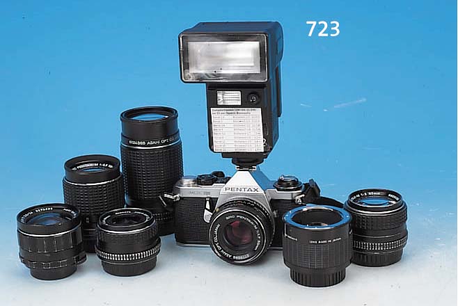 UMFANGREICHE PENTAX KAMERAAUSRüSTUNG, MIT PENTAX ME SUPER, 6 OBJEKTIVEN UND ZUBEHöR: PENTAX-M 50MM 1:1.7, PENTAX-M 85MM 1:2, SUPER TAKUMAR ...