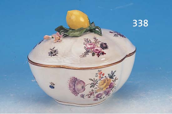 DECKELSCHALE, MEISSEN, UM 1740, PORZELLAN, H. CA. 15 CM, B. CA. 20 CM, BEIDSEITIGE BLU- MENBOUQUETBEMALUNG, DECKEL AUCH MIT KLEINEN BOUQUETS UND ...
