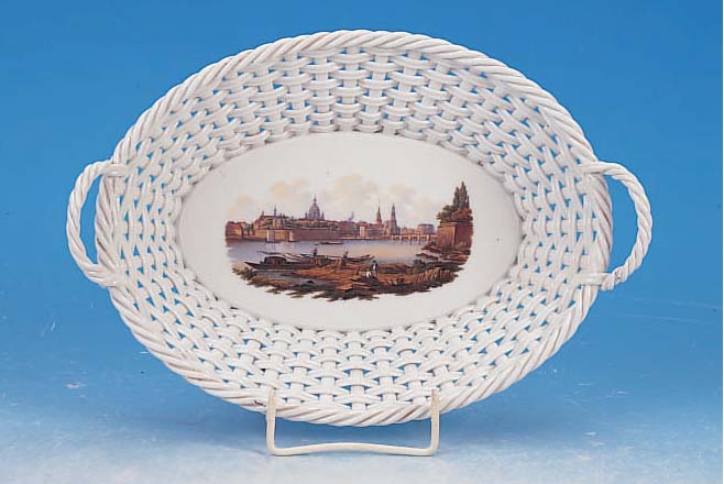 HENKELKöRBCHEN, MEISSEN, UM 1880/90, PORZELLAN, L. 26 CM, GEFLOCHTENER RAND,, IM SPIEGEL ANSICHT VON DRESDEN, SEHR FEINE BEMALUNG, ...