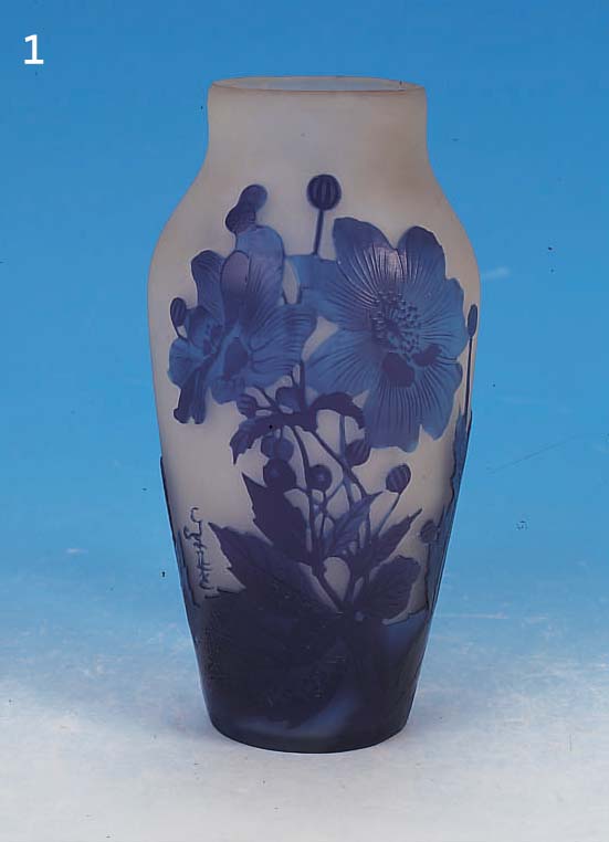 JUGENDSTILVASE, GALLé, UM 1900, FARBLOSES GLAS, HELLBLAU UND LILAFARBEN üBER- FANGEN, GESCHNITTEN, GESCHLIFFEN UND GEäZT, JAP. ...