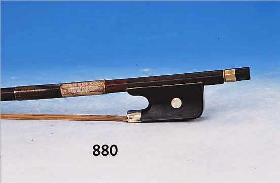 CELLO-BOGEN, DEUTSCH UM 1900, HOLZ: MAHAGONI, FROSCH EBENHOLZ, PERLMUTT U. SILBER, SEHR SCHöNER ELEGANTER BOGEN MIT GUTERSPANNUNG, ...