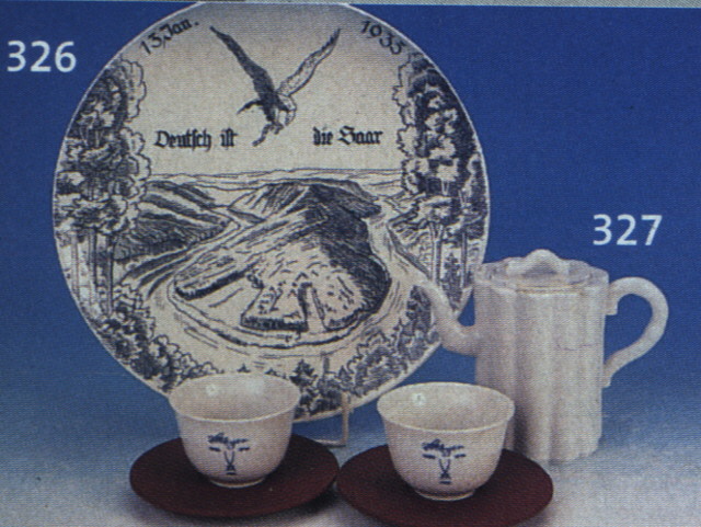 ANDENKENTELLER, WäCHTERSBACH, 1935, FEIN- STEINZEUG, LITHOGRAPHIERT MIT DARST. DER SAAR-SCHLEIFE, BEZ.: DEUTSCH IST DIE SAAR, D. CA. 24 CM
