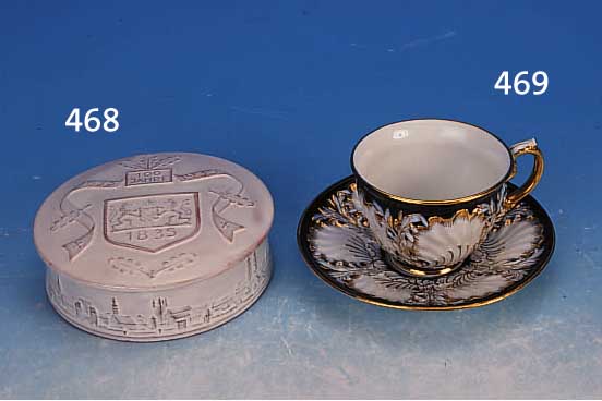 DECKELDOSE, NYMPHENBURG, 1935, STEINGUT, REICH RELIEFIERT, ZUM JUBILäUM 100 JAHRE NYMPHENBURG HERGESTELLT, ROSA-WEIß ENGOBIERT, H. CA. 4 ...