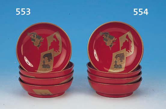 VIER LACKSCHäLCHEN, JAPAN, UM 1900, ROTER LACK, FIGüRLICHE DARSTELL., D.12.5 CM, MIN. ALTERSSPUREN, AUCH AUF DER UNTERSEITE DEKORIERT