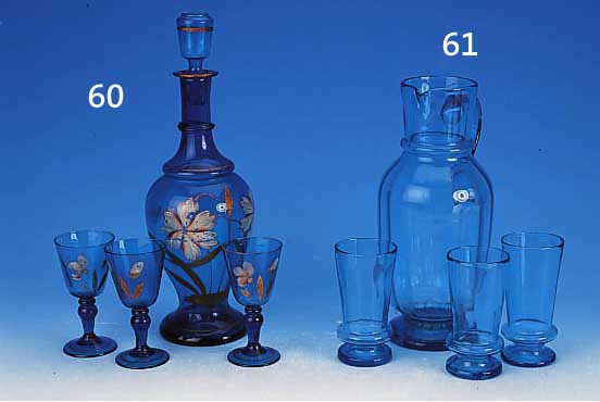 KARAFFE MIT 6 GLäSERN, BöHMEN, UM 1890, BLAUES GLAS, BEMALT, H. 38/13 CM, LEICHT BERIEBEN