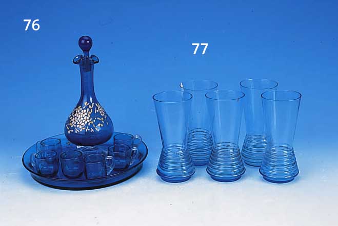 FüNF GLäSER, DEUTSCH, UM 1880, BLAUES GLAS, H. 14,5 CM, MIN. BEST.