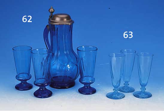SECHS SEKTFLöTEN, WOHL FRANKREICH, UM 1890, BLAUES GLAS, OPTISCH GEBLASEN, H. 15 CM