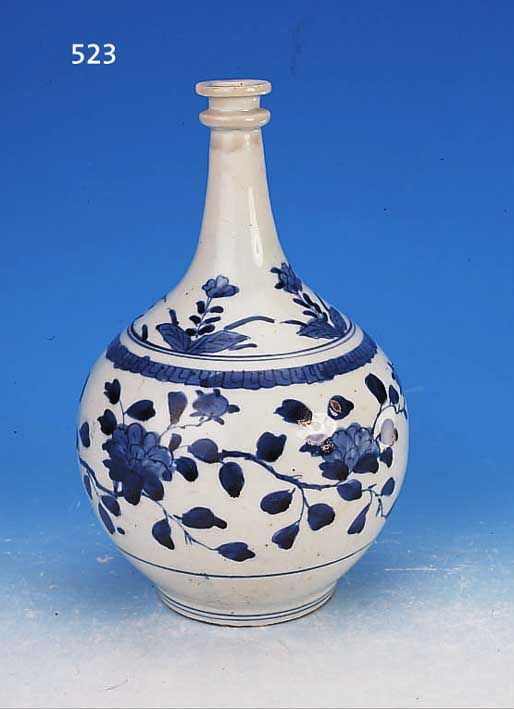 VASE, CHINA, UM 1680-1720, PORZELLAN, BLAUE UNTERGLASURBEMALUNG, BLUMENDEKOR, SAMMELWüRDIG, H. 28 CM, AM HALS L. REST., MIN.HAARRISSIG