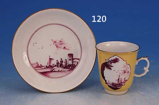 TASSE MIT UNTERTASSE, MEISSEN, UM 1740, PORZELLAN, HELLER GELBER FOND, PURPURFARBEN BEMALT, GOLDSTAFFAGE, H. 8 CM, TASSE BEID- SEITIG ...