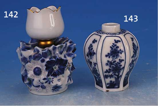 TEEDOSE, MEISSEN, UM 1740, PORZELLAN, OHNE DECKEL, UNTERGLASURBEMALUNG, H. 10 CM, AM RAND MIN. ALTERSSPUREN