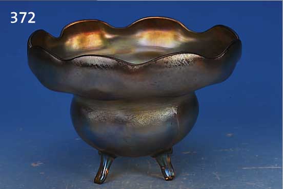 ZIERSCHALE, L.C. TIFFANY, 1904, NR. 459A, BERNSTEINFARBENES GLAS, OPTISCH GEBLASEN, MEHRFACH AUSGEZOGEN UND LüSTRIERT, AUF VIER FüßEN ...