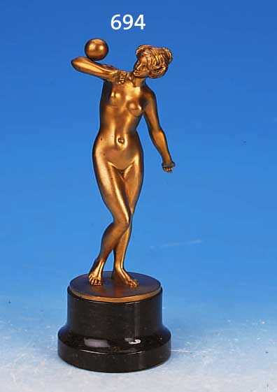 BRONZEFIGUR, SIGN. F. RICHTER, UM 1908-10, KUGELSPIELERIN, GIEßERSTEMPEL OSKAR GLADEN- BECK, SERPENTINSOCKEL, GESAMTHöHE CA. 23.5 CM