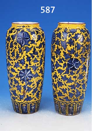 VASENPAAR, CHINA, UM 1750-60, CHIEN LUNG, PORZELLAN, REICHE FLORALE BLAUMALEREI UNTER DER GLASUR, DARüBER GELB GLASIERT, EINE MIT HAARRISSEN, ...