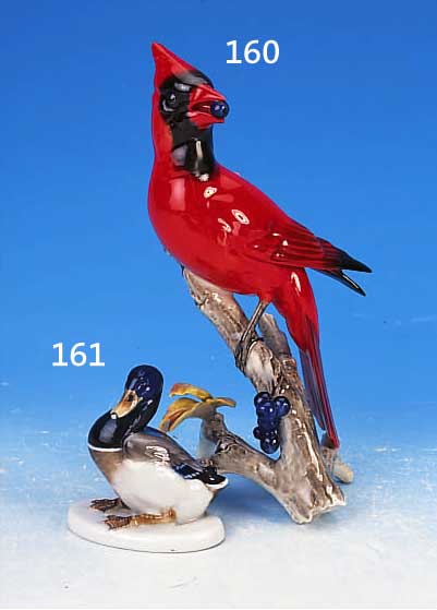 PORZELLANFIGUR, HUTSCHENREUTHER, 50ER JAHRE, VOGEL AUF GEäST, BUNT BEMALT, H. CA. 21 CM