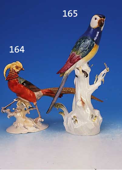 PORZELLANFIGUR, HUTSCHENREUTHER KUNSTABT., SIGN. TUTTER, GOLDFASAN, BUNT BEMALT, H. CA. 21 CM, L. CA. 38 CM