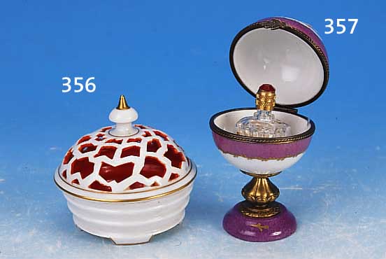 PARFUMFLAKON IN PORZELLANHALTERUNG, FRANKR., UM 1900, VIOLETT STAFFIERTES PORZELLAN MIT BUNTEM BLUMENDEKOR, INNEN GLASFLAKON, H. CA. 8.5 CM