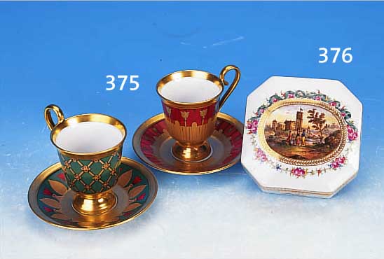 ZWEI TASSEN MIT UNTERTASSEN, HöCHST, MODELL FABERGé, PORZELLAN, REICH VERGOLDET, GRüN BZW. DUNKELROT GLASIERT, GOLDDEKOR Z.T. GEäTZTH. JE ...