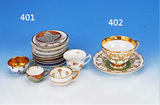 TASSE MIT UNTERTASSE, MEISSEN, UM 1855, PORZELLAN, REICH RLEIEFIERT UND VERGOLDET, PARTIELL GRüN GLASIERT, H. CA. 7 CM, GOLDSTAF-FAGE LEICHT ...