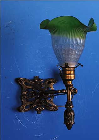 TISCHLAMPE, FRANKREICH, UM 1910-20, FUß MESSINGGUß MIT GEGENGEWICHT, MATTIERTER PREßGLASSCHIRM MIT GRüNEM TEILüBERFANG, ELEKTR. ...