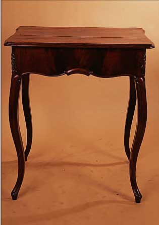 BEISTELLTISCH, DEUTSCH, UM 1870-80, NUßBAUMFURNIER GESPIEGELT, EIN SCHUB, PLATTE MIT SPANNUNGSRIß, LEISTEN LEICHT BESCH., ...