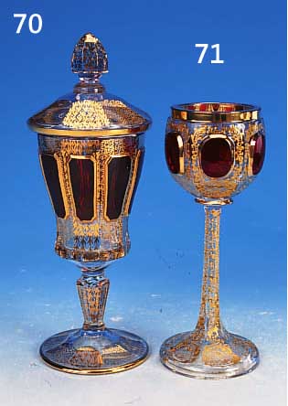 PRUNKRöMER, WOHL BöHMEN, 19. JH., FARBL. GLAS, PART. RUBINIERT, GESCHNITTEN U. GE- SCHLIFFEN, REICHE GOLDSTAFFAGE (AM FUß MIN. BER.), H. ...