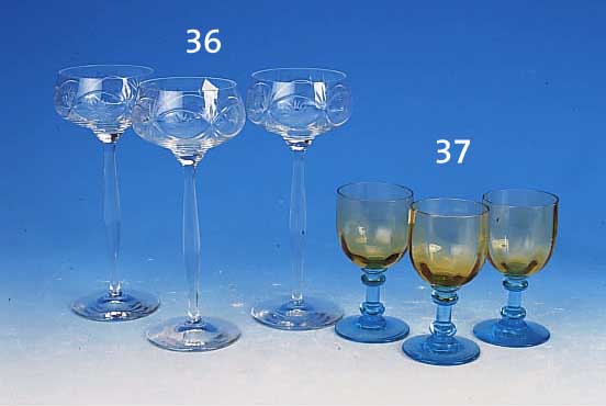 SECHS JUGENSTILGLäSER, THERESIENTHAL, UM 1902-06, FARBLOSES GLAS, ABSTRAKT FLORALER DEKOR,GESCHNITTEN UND GEäTZT, H. 21 CM, 1 X MIN. AM RAND BEST.