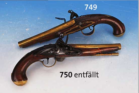 PAAR DUELLPISTOLEN, ENGLAND, UM 1830, SCHAFT BUCHE MAHAGONIFARBEN GEBEIZT, SCHLößER EISEN BEZ. DAYKIN, LäUFE UND APPLIKATIONEN MESSING ...