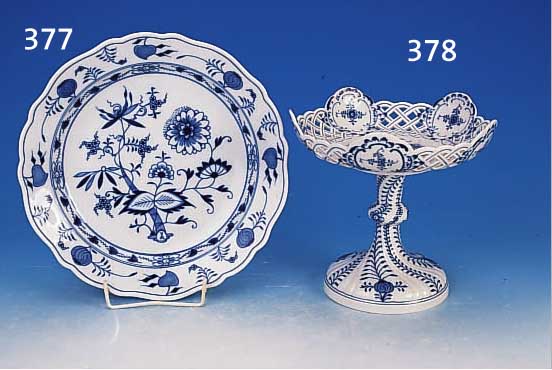 ANBIETSCHALE, MEISSEN, UM 1880, PORZELLAN, BLAUES ZWIEBELMUSTER, RAND IN DURCHBRUCHAR- BEIT, H. CA. 22 CM, D. CA. 23 CM