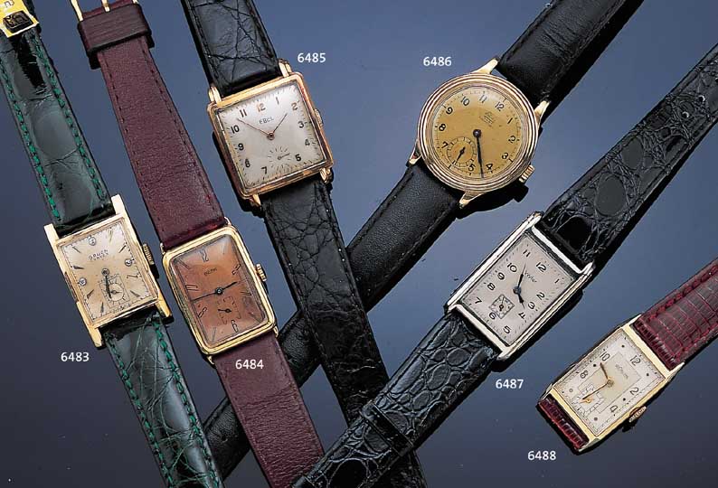 LE COULTRE HERRENARMBANDUHR, REF.-NR. 4865, SCHWEIZ/USA UM 1940, GG 585/000, RECT.-FORM, MINERAL-KONKAVGL. M. NUTZSP., NOCH DICHT, BODEN GEDR., ...