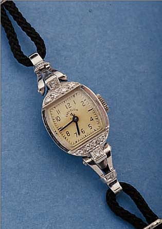 ELGIN DAMENARMBANDUHR, REF.-NR. 149, USA UM 1950, PLATIN, LüNETTE U. SCHARNIERBANDANST. M. DIAMANTEN, BODEN GEDR., ANKERFORMWERK KAL. 619, 19 ...