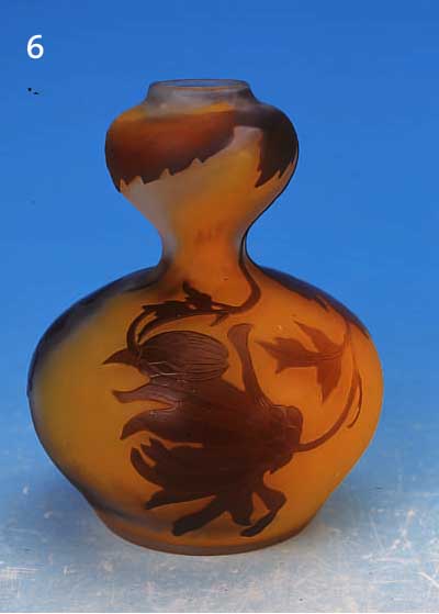 VASE, GALLé, NANCY, UM 1925-30, FARBLOSES GLAS, H. 11 CM, PARTIELL ORANGEFARBENES ZWI- SCHENGLAS, BRAUN üBERFANGEN, GESCHNITTEN UND GESCHLIFFEN