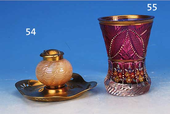 TINTENFAß, ÖSTERREICH, UM 1900, OPAK-ROSAFARBENES GLAS, H. 8 CM, LüSTRIERT, MESSINGMONTUR