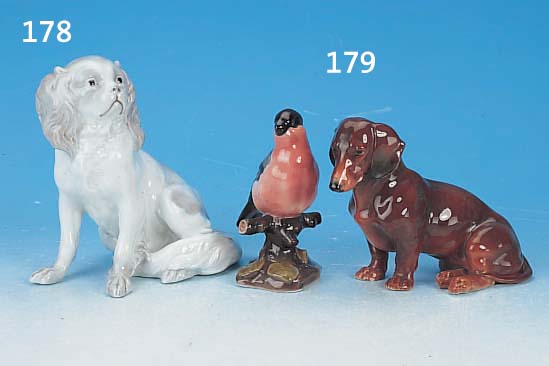 PORZELLANSKULPTUR, HEUBACH, 20ER JAHRE, 17 X 15 CM, UNTERGLASURMALEREI, HUNDEDARST.