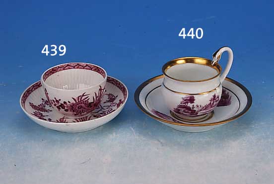 TASSE MIT UNTERTASSE, MEISSEN, UM 1760, PORZELLAN, H. 4.8 CM, PURPURFARBENE BLUMENMALEREI, MIT GOLDSTAFFAGE, L. BERIEBEN