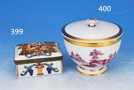 DECKELDOSE, WOHL VOLKSTEDT, UM 1900, PORZELLAN, 5 X 8 X 6 CM, ERHABENER DEKOR, BEMALT