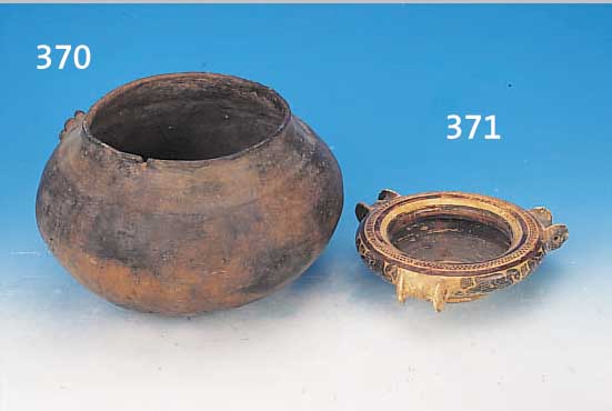 GEFäß, KELTISCH, 12. JH. V. CHR., GEBRANNTER TON, RESTE EINES HENKELANSATZES, AUS SCHERBEN ZUSAMMENGESETZT, H. CA. 18,5 CM, D. CA. 30 ...