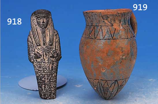 USHEBTI, ÄGYPTEN, 600-400 V. CHR., GEBRANNTER TON MIT FEINEM RITZDEKOR, UNTERER TEIL FEHLT, SCHWARZE FASSUNG, H. CA. 12 CM