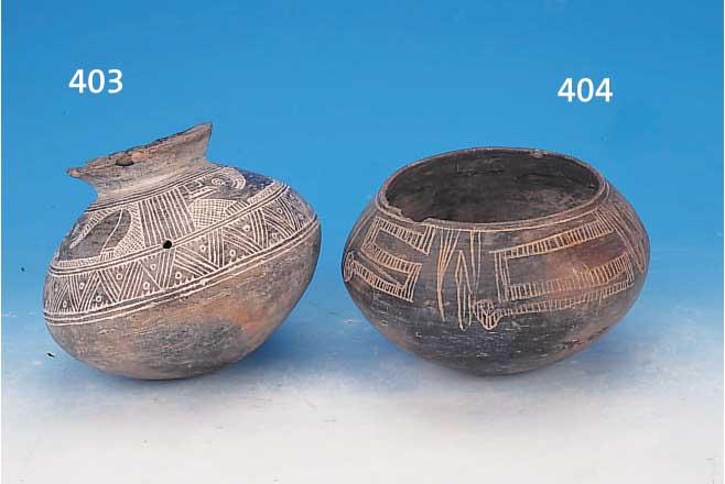 GEFäß, KELTISCH, 14.-12. JH. V. CHR., GEBRANNTER TON, RITZDEKOR, RESTAURIERT, OBERERRAND MIT KLEINER FEHLSTELLE, H. CA. 12 CM, D. CA. 18 ...