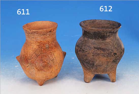 GEFäß, ANATOLIEN, 14.-12. JH. V. CHR., GEBRANNTER TON MIT GERITZTEM WELLENBANDDEKOR UND AUSGEZOGENEN NOPPEN AN DEN FüßEN UND AN DER ...