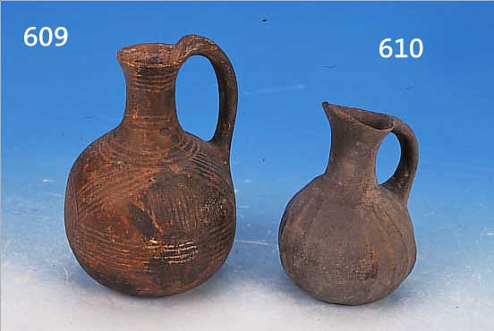 KäNNCHEN, KRETA, 3200-2800 V. CHR., GEBRANNTER TON, RELIEFIERTE WANDUNG, H. CA. 11 CM