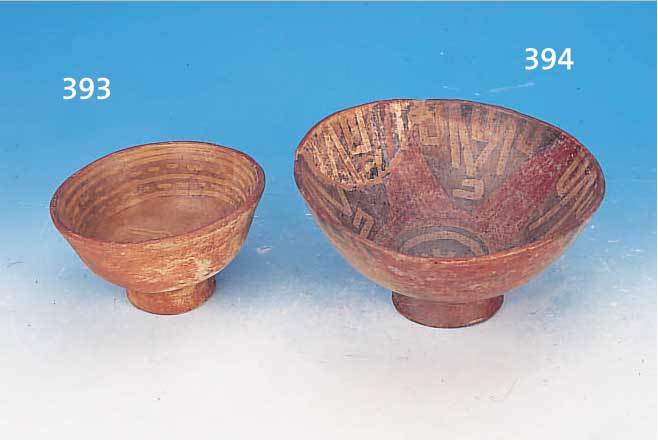 GEFäß, PERU, SüDKüSTE, 8.-9. JH. N. CHR., GEBRANNTER TON, GEOMETRISCHER DEKOR MIT VOGELMOTIV, H. CA. 8,5 CM, D. CA. 14,5 CM, BRANDRIß