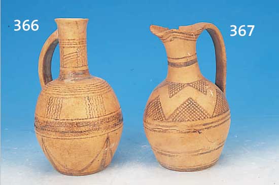 HENKELKANNE, GRIECHISCH-ANATOLISCH, 8.-7. JH. V. CHR., GEBRANNTER TON, GEOMETR. DEKOR, GEKLEBTE BRUCHSTELLE, H. CA. 17 CM, OBERER RAND BESCH.