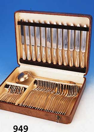 TAFELBESTECK, FRANKREICH, 30ER JAHRE, ART-DECO, METALL VERSILBERT, BESTEHEND AUS: 12 MESSER, 12 GABELN, 12 LöFFEL, 9 KAFFEE- LöFFEL, ...