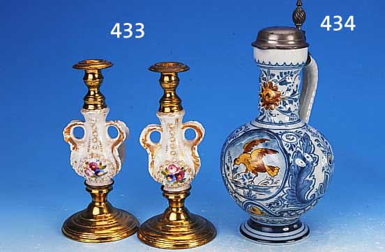 PAAR KERZENLEUCHTER, THüRINGEN, UM 1835-45, PORZELLAN, RELIEFIERT, BUNTE BLUMENMALEREI, GOLDSTAFFAGE, LEICHT BERIEBEN, MESSING- MONTUREN, ...