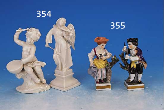 ZWEI PORZELLANFIGUREN, VOLKSTEDT, UM 1940, GäRTNERIN UND GäRTNER, BUNT BEMALT, MIN. AM BLATTWERK REST., H. JE CA. 11 CM
