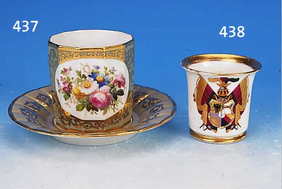 GROßE TASSE MIT UNTERTASSE, FRANKREICH, UM 1900/20, PORZELLAN, H. 10 CM, GROßE BLUMENBOUQUETMALEREI, REICHE GOLDSTAFFAGE
