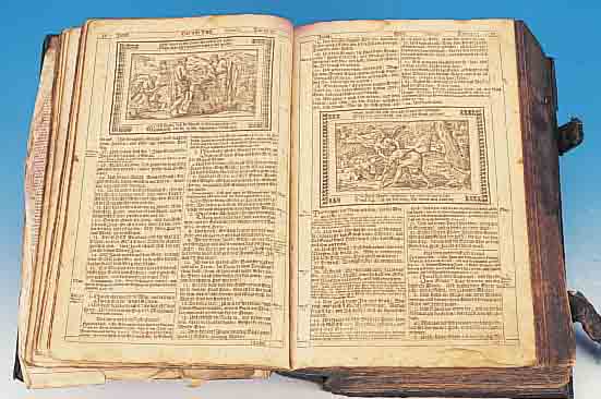 BIBEL, ENDTER NüRNBERG 1716, VORSATZBLATT DES ALTEN TESTAMENTS FEHLT, WASSERSCHADEN, BUCHRüCKEN GEBROCHEN, GEPRäGTER LEDEREINBAND BESCH., ...