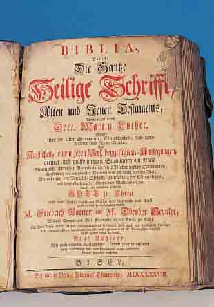 BIBEL, EMANUEL THURNEYEN 1748, ALTES UND NEUES TESTAMENT, GEPRäGTER PERGAMENTEINBAND BESCHäDIGT, SCHLIEßEN FEHLEN, EINIGE FEHLSEI- TEN