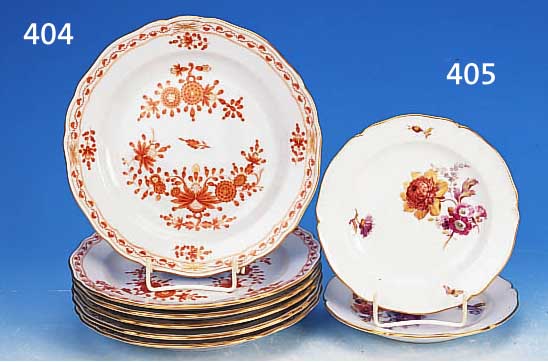 ZWEI TELLER, KPM BERLIN, UM 1911, PORZELLAN,D. 17 CM, BLUMENBOUQUETMALEREI MIT SCHMETTER- LING, GOLDRAND, MIN. BERIEBEN