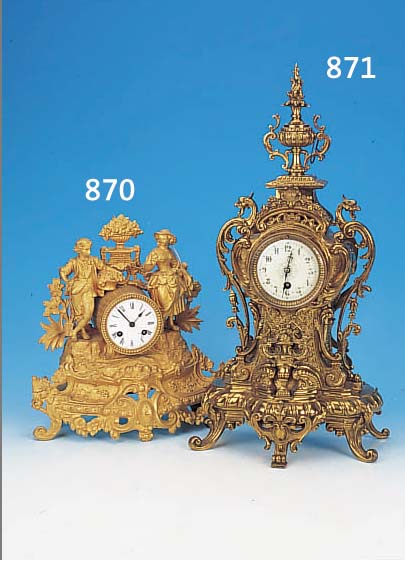 TISCHUHR, FRANKREICH, UM 1880, VERZIERTER MESSINGGUß IM ROKOKOSTIL GLASDECKELVORN MESSINGDECKEL HINTEN, BEIGEFARBENES ...